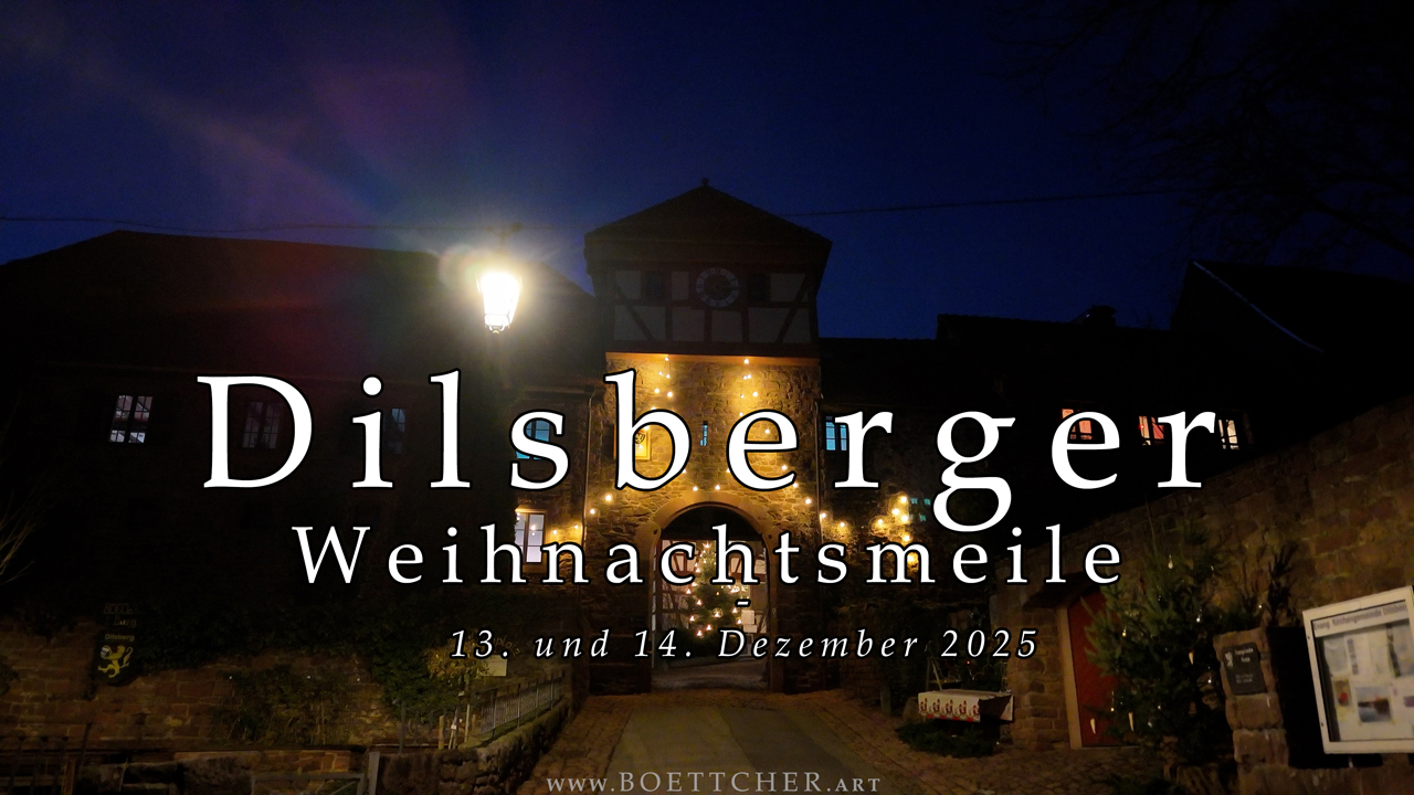 Festlich dekoriertes historisches Stadttor bei Nacht mit der Aufschrift Dilsberger Weihnachtsmeile